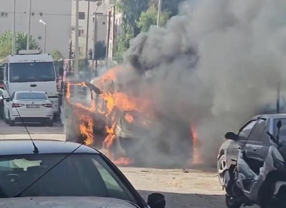 Cizre’de park halindeki minibüs alev alev yandı; o anlar kamerada