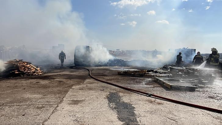 Palet imalathanesinin depolama sahasındaki yangında minibüs yandı
