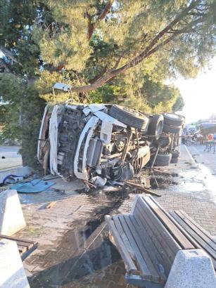 Freni patlayan kamyon trafik ışığında bekleyen 4 otomobile çarptı: 3 yaralı