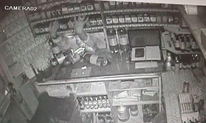 Büfeden sigara hırsızlığı kamerada: 5 gözaltı