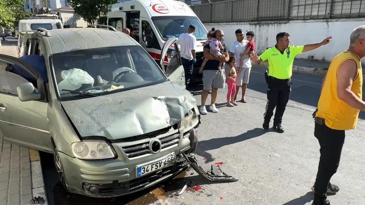 İstanbul - Avcılar'da çocuğu fenalaşınca aracı park etti, hafif ticari araç çarptı: 4 yaralı