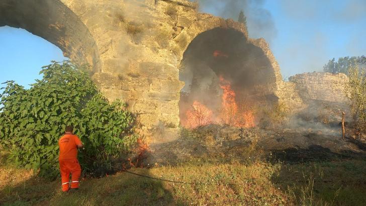 Aspendos'taki su kemerleri yakınındaki yangın söndürüldü