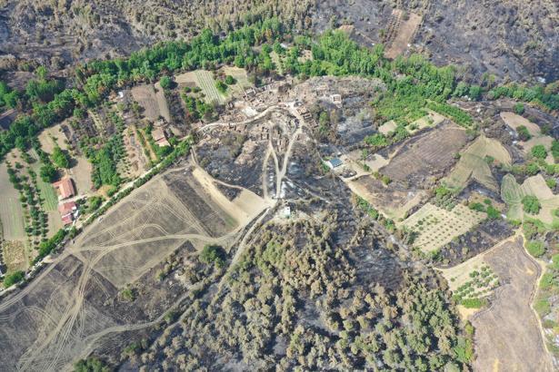Bilecik’teki yangında alevler tarihi köyü küle çevirdi: Uçan bir kuşun yanarak düştüğünü gördüm