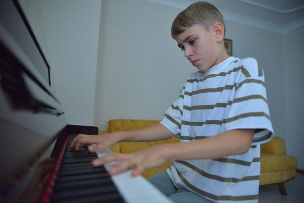 Oyuncak org ile müzikle tanıştı, 11 yaşında uluslararası ödüllerin sahibi oldu