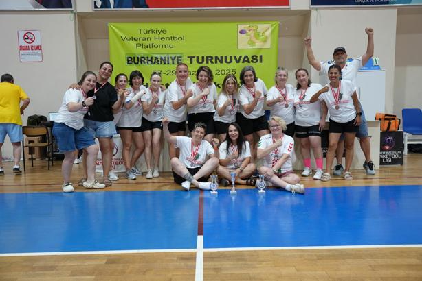 Karşıyaka Veteran Hentbol namağlup şampiyon oldu