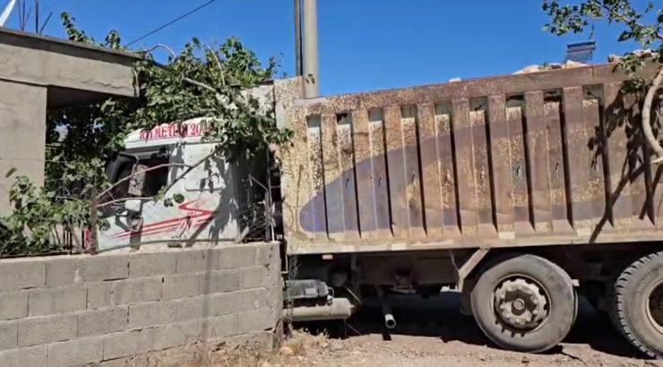 Freni boşalan hafriyat kamyonu, evin bahçe duvarına çarptı; 1 yaralı