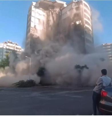 Diyarbakır’da ağır hasarlı binanın yıkımı gerçekleşti