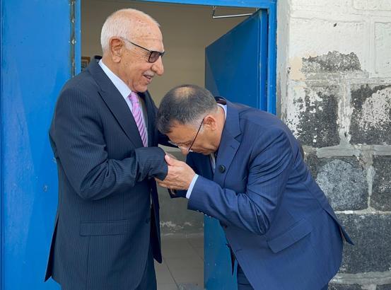 Rektör, yıllar sonra ilkokul öğretmeni ile eğitim gördüğü okulda buluştu