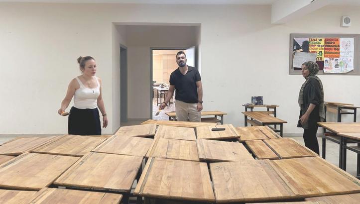 Öğretmenler okulu boyayıp, sıraları yeniliyor