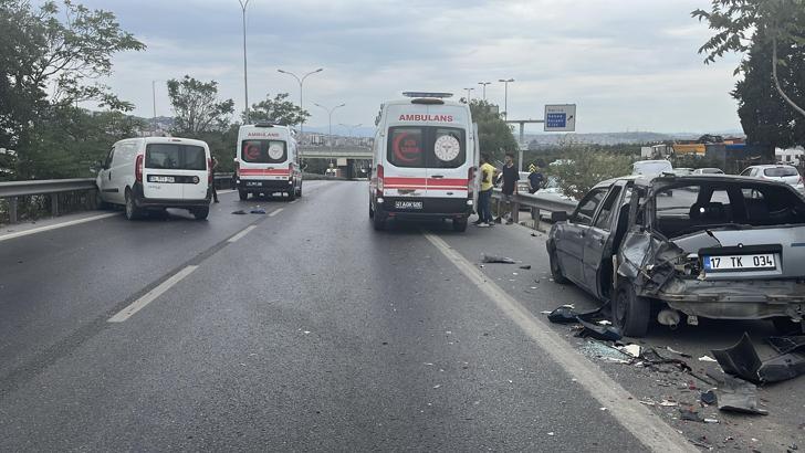 Arıza nedeniyle emniyet şeridinde duran otomobile motosiklet çarptı; 2 yaralı