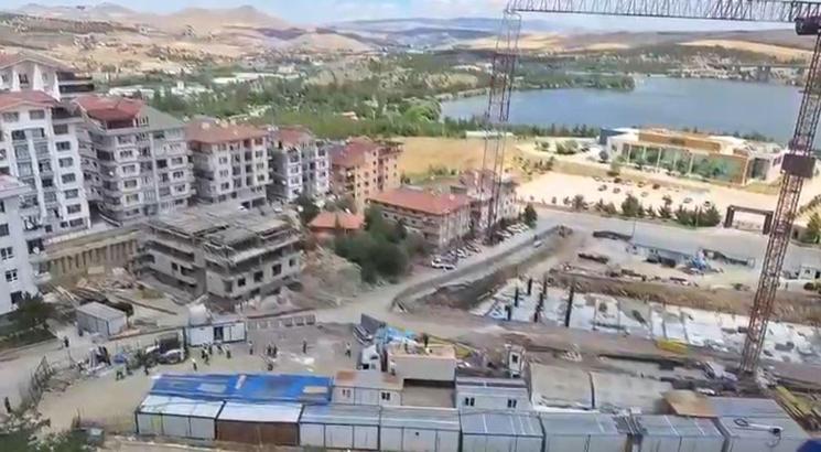 Ankara'da şantiyede vincin kopan kancası işçinin üzerine düştü