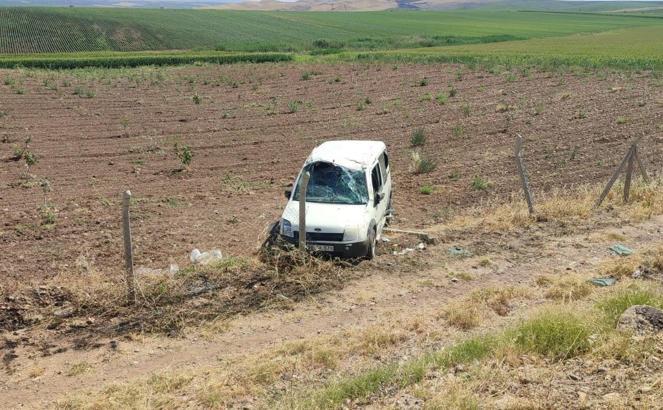 Diyarbakır’da hafif ticari araç tarlaya yuvarlandı: 2’si çocuk 6 yaralı