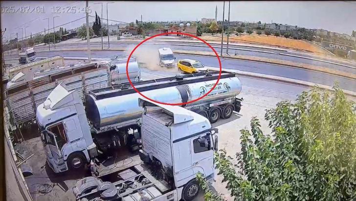 Şırnak’ta minibüsün taksiyle çarpıştığı kaza kamerada: 2 yaralı