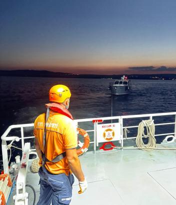 Çanakkale Boğazı'nda sürüklenen tekne kurtarıldı