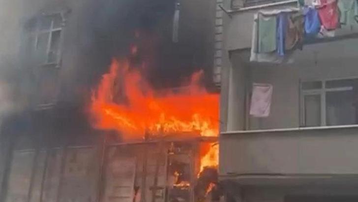 Sultangazi’de kırtasiyede başlayan yangın üst katlara sıçradı: 3 daire zarar gördü