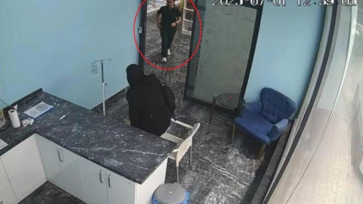 Deprem sırasında serum takılı köpeğin yanına koştu; o anlar kamerada