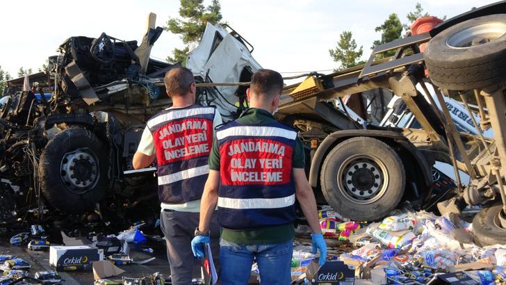 Lastiği patlayan TIR, karşı şeride geçip TIR ile çarpıştı: 1 ölü, 1 yaralı