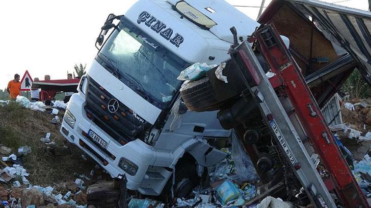 Lastiği patlayan TIR, karşı şeride geçip TIR ile çarpıştı: 1 ölü, 1 yaralı