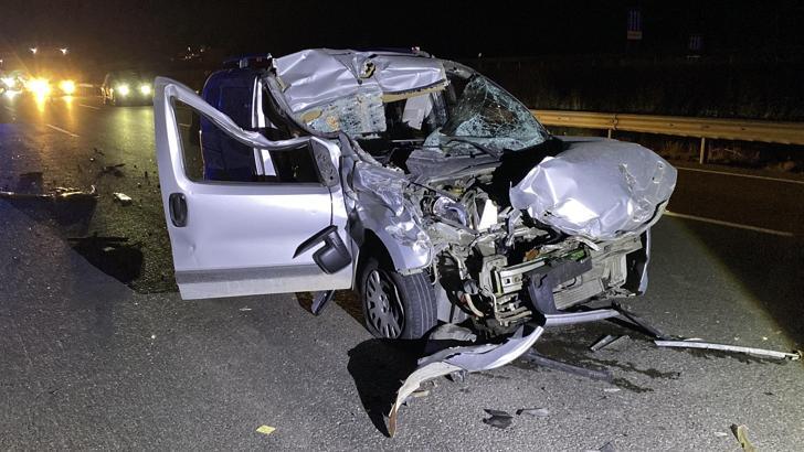 Tomruk tüklü TIR ile hafif ticari araç çarpıştı: 1 yaralı