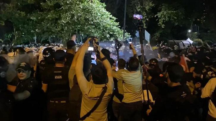 Saraçhane'de polise yabancı madde atan göstericiler gözaltına alındı