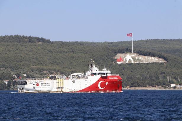 Sismik araştırma gemisi Oruç Reis, Çanakkale Boğazı'ndan geçti