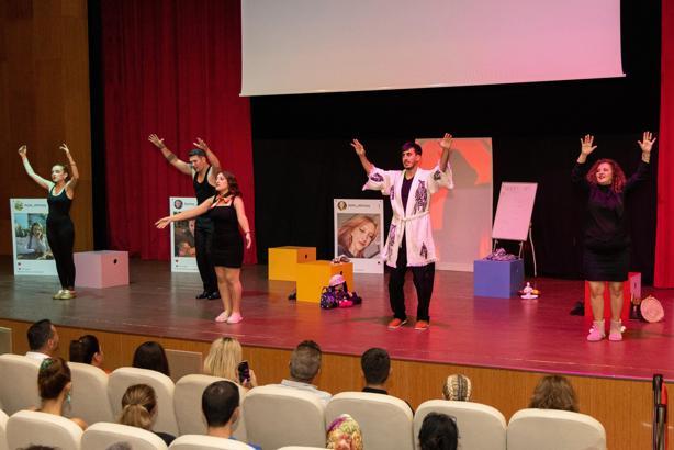 Manavgat Belediyesi Kent Tiyatrosu perdelerini açtı