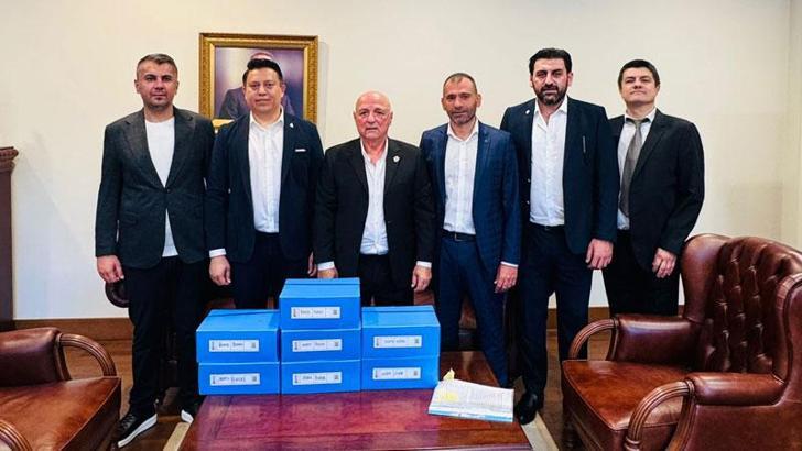 Fenerbahçe'de olağanüstü genel kurul yapılmasını isteyen üyelerin imzaları teslim edildi