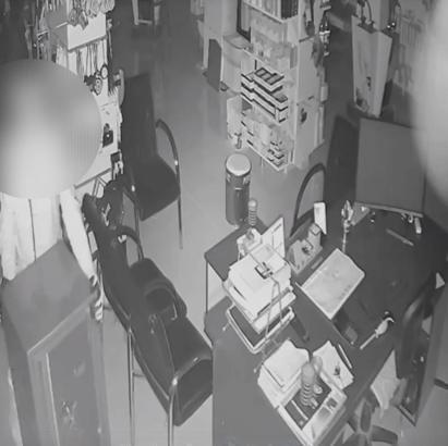 Çelik kasa hırsızları, aracın kaputundaki göçük sayesinde yakalandı