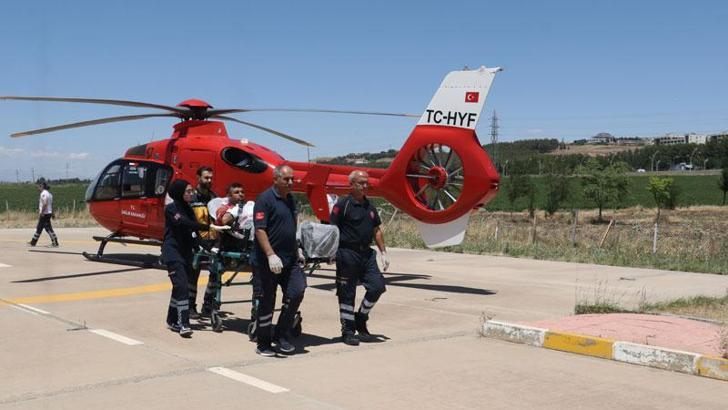 Çim biçme makinesine kolunu kaptırdı, ambulans helikopterle sevk edildi