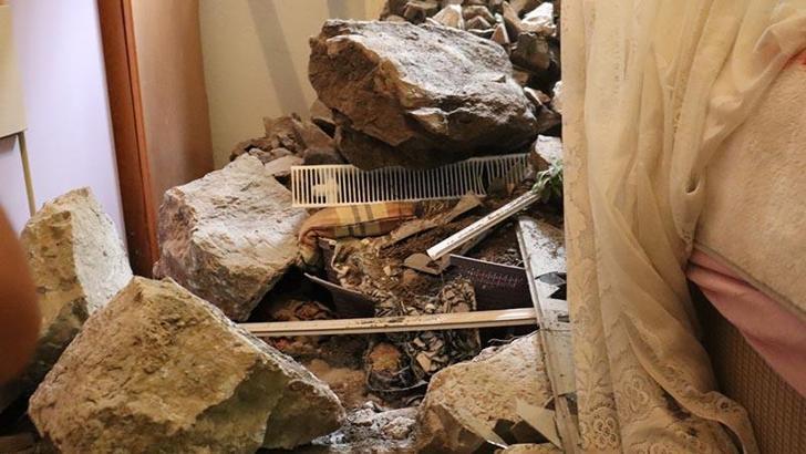 Amasya’da istinat duvarı çöktü, enkaz diğer evin içine doldu