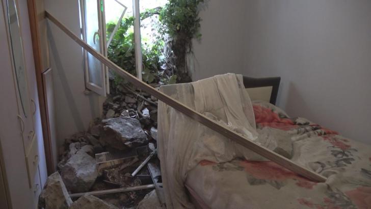 Amasya’da istinat duvarı çöktü, enkaz diğer evin içine doldu