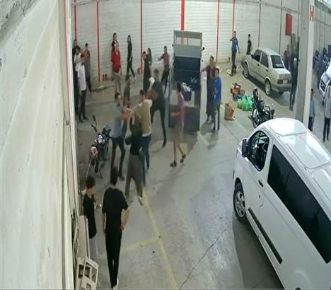 Polisin biber gazı sıkarak ayırdığı akraba pazarcıların kavgası kamerada