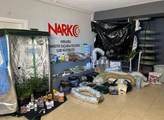 Kırklareli'de evlerinde uyuşturucu yetiştiren şüphelilere operasyon