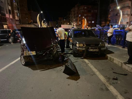 Park halindeki kamyonete çarpan otomobilin sürücüsü yaralandı