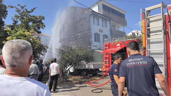 Odunlukta çıkan yangın, park halindeki araçlara sıçradı