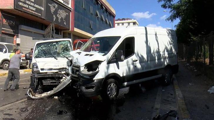 Sultanbeyli'de kamyonet ile hafif ticari araç çarpıştı: 2 yaralı