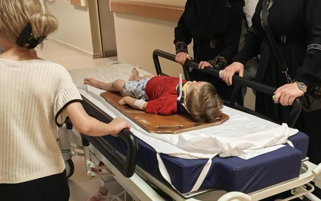 Balkondan düşen 3 yaşındaki çocuk ağır yaralandı