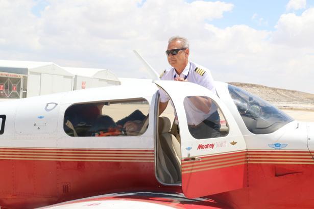 Tek motorlu uçakla dünya turuna çıkan pilot, kaza kırıma uğradı; 2 kişiye ulaşılmaya çalışılıyor