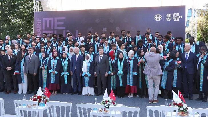 Türkiye Maarif Vakfı'nın 101 öğrencisi, Türk üniversitelerinden mezun oldu