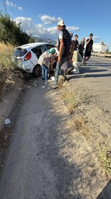 Pamukova'da otomobil kamyonla çarpıştı; 2 yaralı