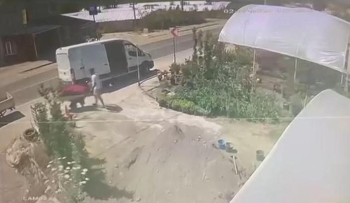 Yalova'da 4 aracın karıştığı kaza kamerada: Yol kenarındaki işçi ölümden döndü