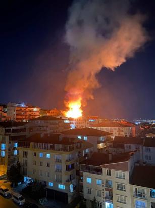 Ankara'da 5 katlı binanın çatısında çıkan yangın söndürüldü