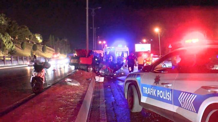 İstanbul - Eyüpsultan'da aydınlatma direğine çarpan otomobilin sürücüsü hayatını kaybetti