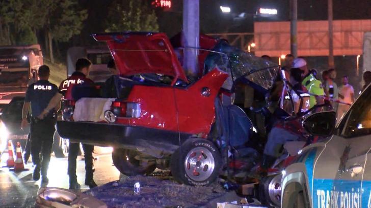 Eyüpsultan'da aydınlatma direğine çarpan otomobilin sürücüsü hayatını kaybetti