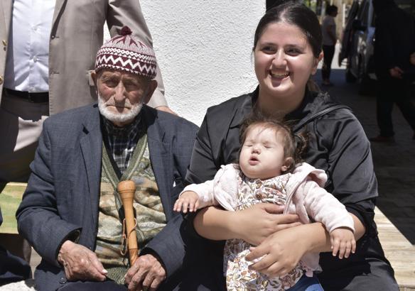 100'üncü yaş gününü torununun torunu ile kutladı