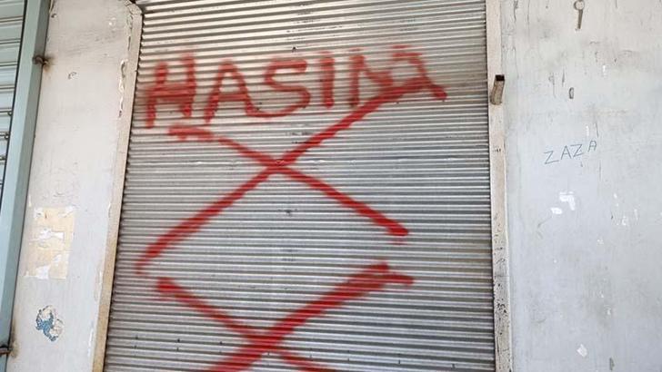 Dükkanının kepengine 'hasım' yazan kişiyi tabancayla bacağından vurdu