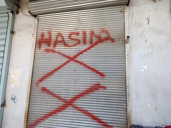 Dükkanının kepengine 'hasım' yazan kişiyi tabancayla bacağından vurdu