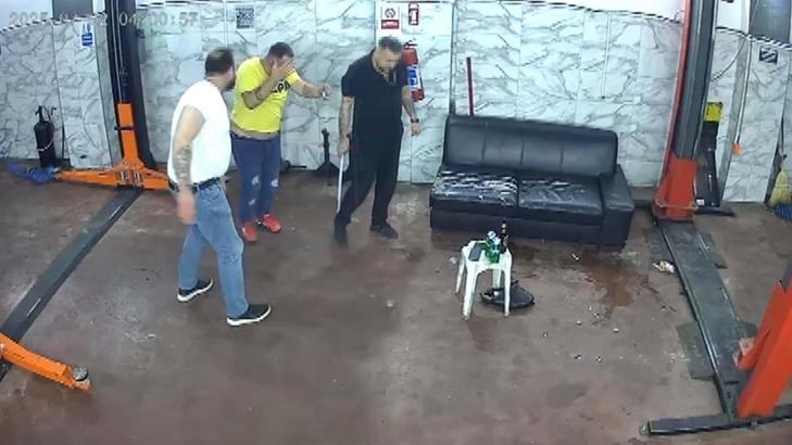 Oto tamircide levye ile dövüldü; o anlar kamerada