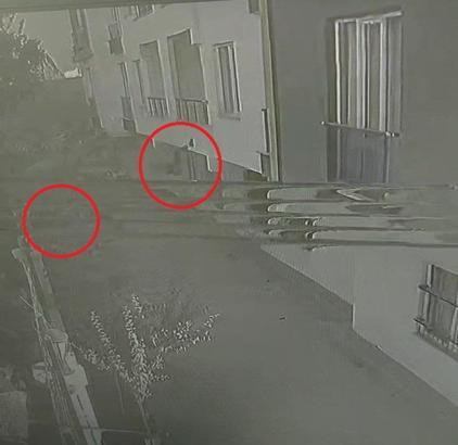 Bisiklet, duvara çarpınca bahçeye düştüler; kaza kamerada