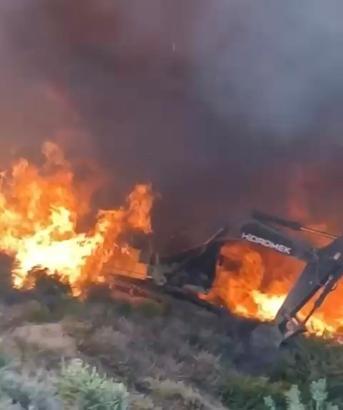 Alevlerin arasında kalan ekskavatörün operatörü ölümden döndü